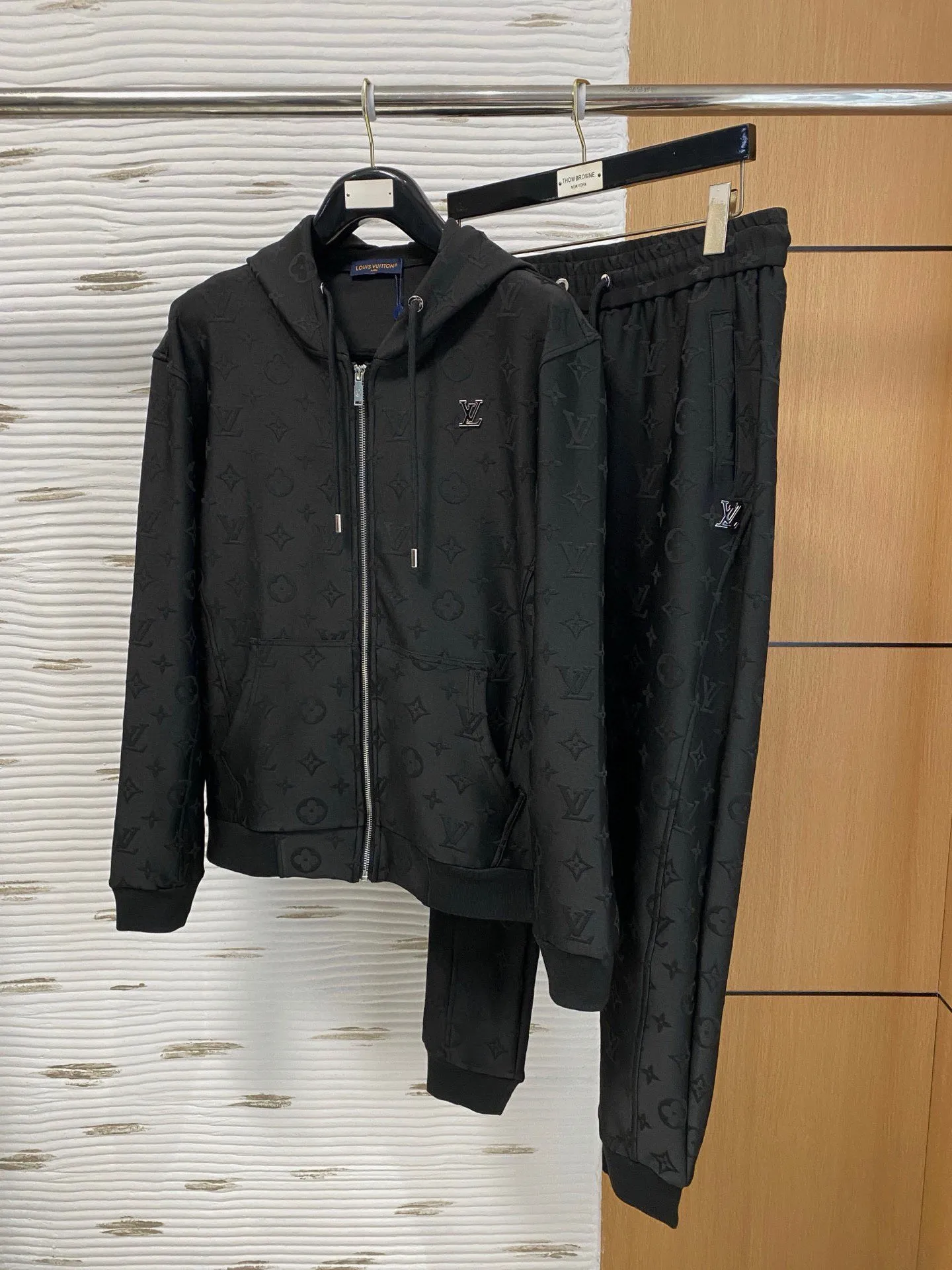 🅿️720 LV hot-selling suit is coming. Focus on the original version of the official website. 2025 new hot-selling cardigan suit. The original order is the best. 🇭🇰The meticulous work of top designers. It has a fitting and perfect upper body effect. All-natural high-quality Tencel Roman cotton 100%, close-fitting comfort, noble and elegant! Original hardware embodies elegance and nobility! Counter size: M-3XL (maximum wear up to 190 pounds)